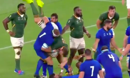Italiaanse rugbyer krijgt rode kaart na bizarre WWE-tackle op Zuid-Afrikaan (video)