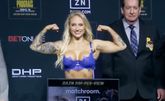 🎥 | 'Blonde Bomber' Ebanie Bridges in lingerie bij staredown, maar verliest vervolgens titel featured image