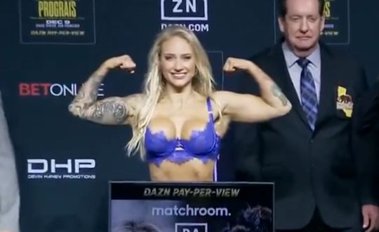 🎥 | 'Blonde Bomber' Ebanie Bridges in lingerie bij staredown, maar verliest vervolgens titel