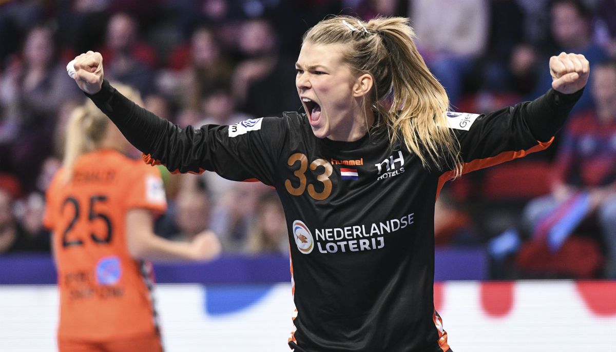 Tess Wester mag tijdens WK Handbal speciale prijs in ontvangst nemen