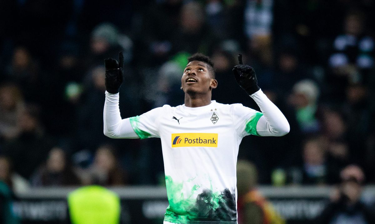 Embolo helpt Mönchengladbach weer aan kop in de Bundesliga