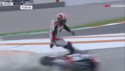 🎥 | Zarco keihard onderuit gekegeld door andere motor bij MotoGP in Valencia