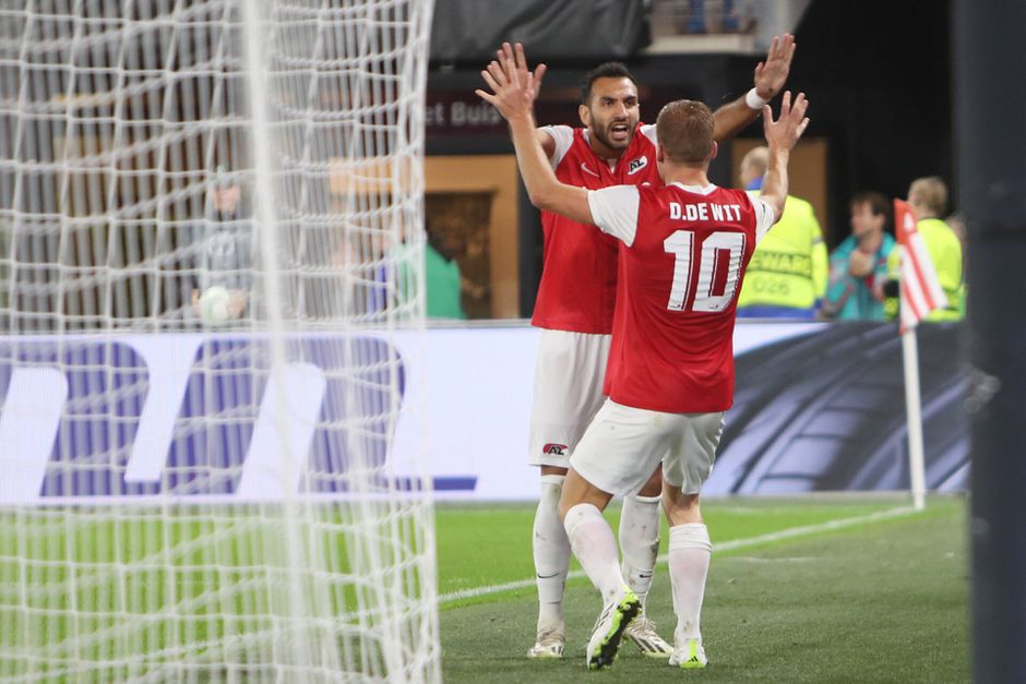 AZ speelt het met 10 man klaar in Alkmaar en verslaat Legia Warschau