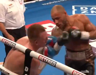 🎥 | Bokser Troy Williamson KO't de hersenen van Ted Cheeseman tot gatenkaas