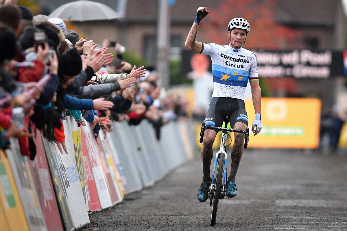 Van der Poel wint ondanks valpartij met overmacht