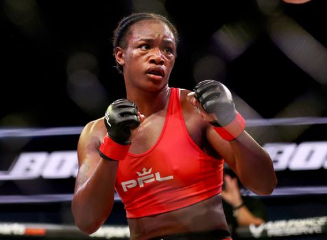 🎥 | Pak aan! Boksster Claressa Shields heeft al gewonnen maar blijft beuken