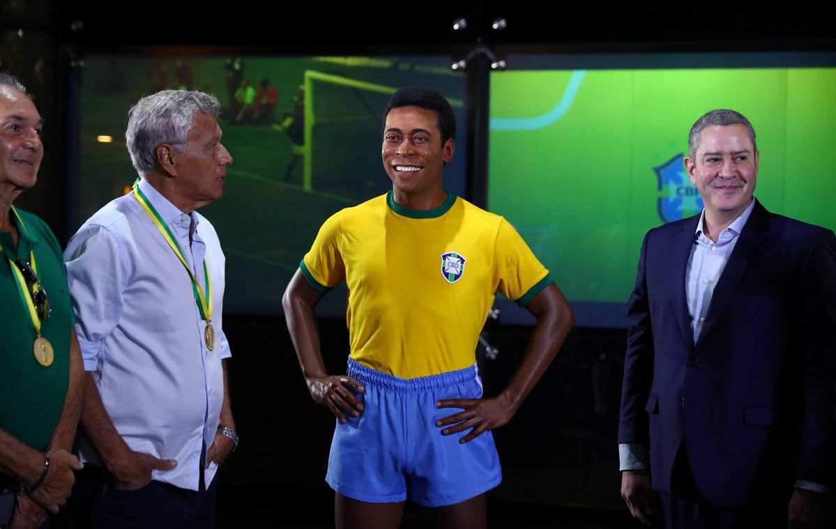 Braziliaanse voetbalbond onthult standbeeld Pelé en feest ter ere van 50-jarige WK-titel