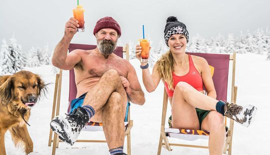 📸 | Caroline Wozniacki drinkt in de sneeuw een cocktail met 'Iceman' Wim Hof