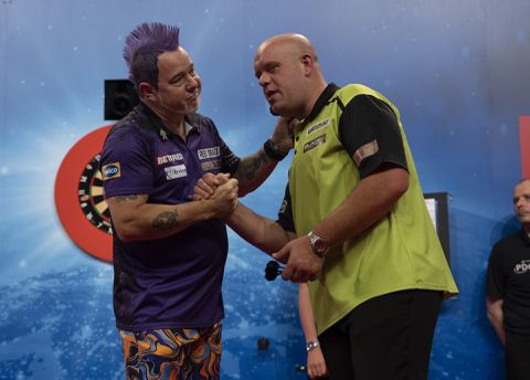 Michael van Gerwen laat zich ringeloren door meesterlijke Snakebite: 'Hij gooide fantastisch'