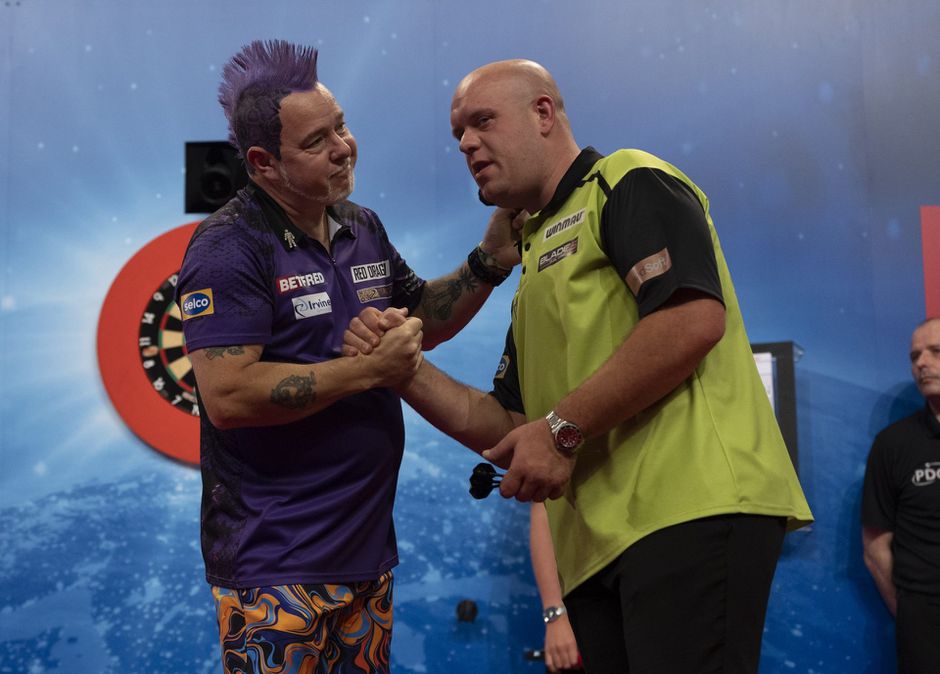 Michael van Gerwen laat zich ringeloren door meesterlijke Snakebite: 'Hij gooide fantastisch'
