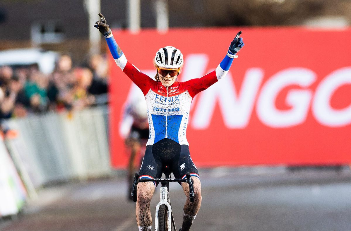 Puck Pieterse wint veldrit in Hulst na geweldig gevecht tussen Nederlandse toppers