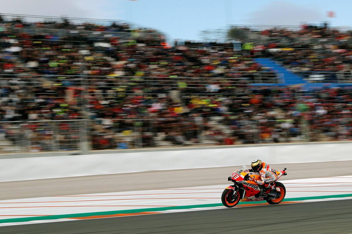 🎥 | Marc Márquez pakt 12de overwinning van het seizoen, Lorenzo neemt afscheid van MotoGP