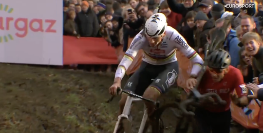 🎥 | Geen genade: Mathieu van der Poel duwt gelapte veldrijder de hekken in