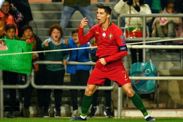 🎥 | Goalgetter Cristiano Ronaldo peert bal in kruising en nadert 100 interlandgoals