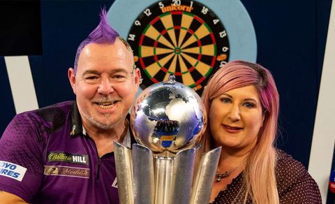 Oud-manager Raymond van Barneveld haalt uit naar Joanne Wright: 'Komt op haar bezem'