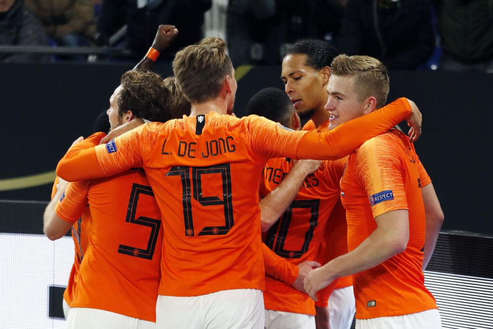 Van Dijk schiet Oranje op zijn Duits naar groepswinst in Nations League