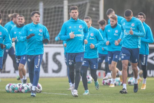 Huntelaar traint een kwartiertje mee met Schalke