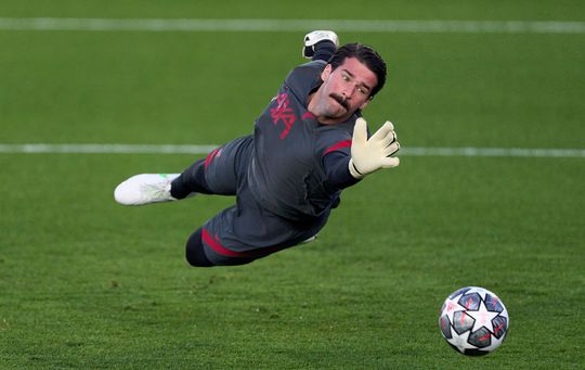 📸 | Liverpool-keeper Alisson scheert snor af en lijkt compleet ander persoon