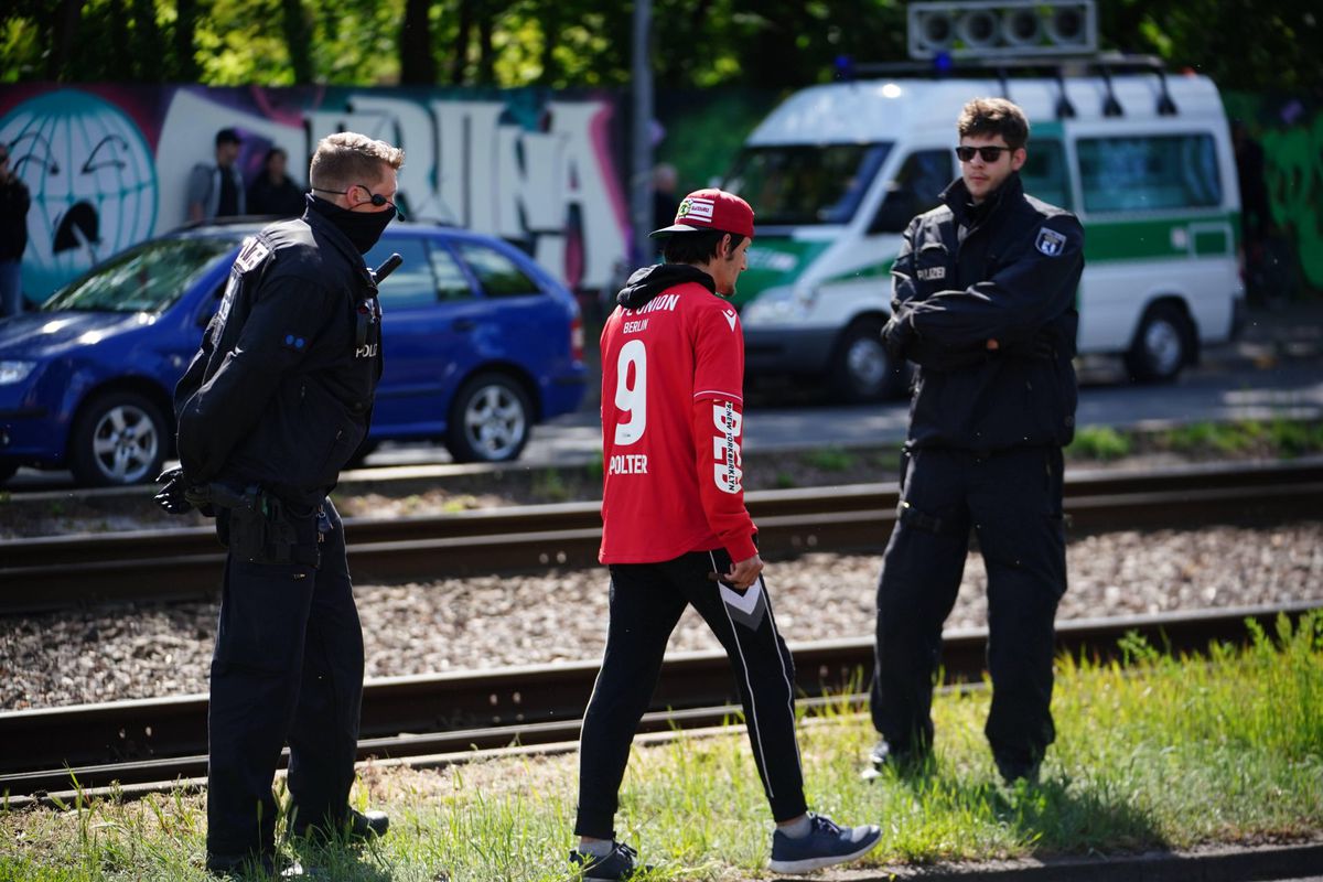 Politie moet ingrijpen voor Union-Bayern: zo'n 20 fans wachten spelersbus op bij stadion