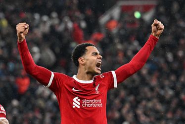 Liverpool wint in krankzinnige wedstrijd van Newcastle United, jubileumgoal Mo Salah