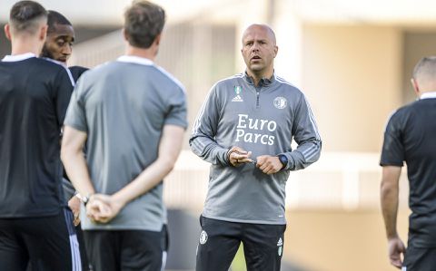 Arne Slot bevestigt fitheid Luis Sinisterra, keuze op aanvoerderschap nog niet gevallen