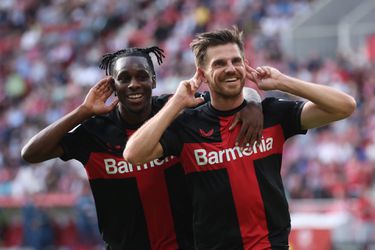 Jeremie Frimpong en Bayer Leverkusen pakken koppositie in de Bundesliga dankzij Nederlandse eigen goal