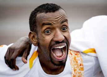 Abdi wint met windkracht 6 Halve Marathon van Egmond