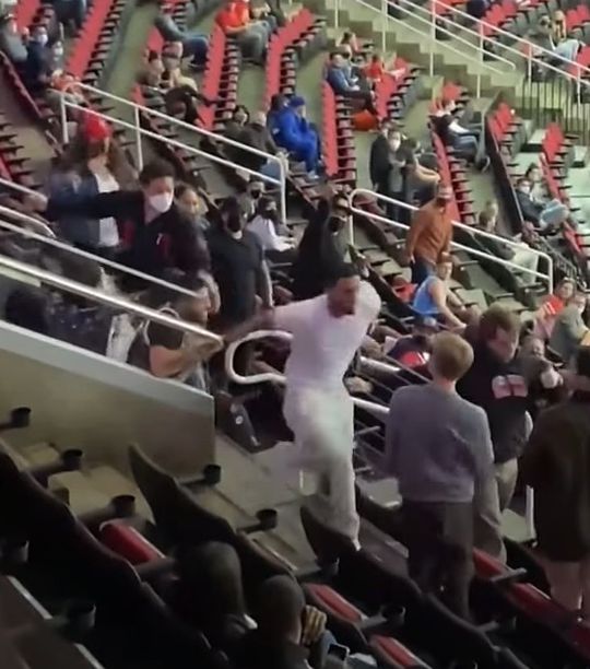 🎥 | NBA-fans beuken, trappen en spugen erop los bij tribunegevecht: 'Fucking asshole'