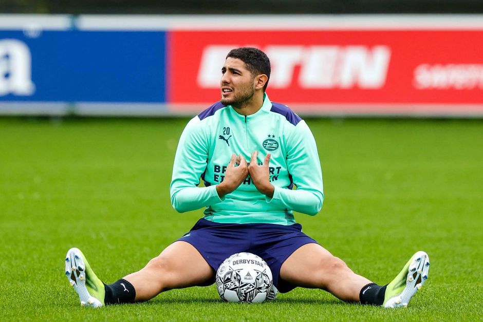 PSV-spits duikt na een jaar weer op in de selectie: 'Hij kan 10 of 15 minuten spelen'