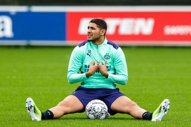 PSV-spits duikt na een jaar weer op in de selectie: 'Hij kan 10 of 15 minuten spelen'