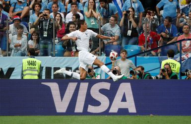 Varane kopt heerlijke vrije trap van Griezmann binnen tegen Uruguay: 1-0 Frankrijk (video)