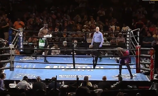 Bokser loopt 1 seconde na start gevecht boos de ring uit: 'Nog nooit eerder gezien' (video)