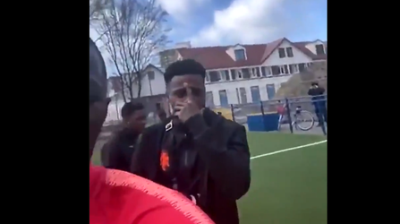 🎥 | Promes en z'n vrienden voetballen ondanks corona-maatregelen