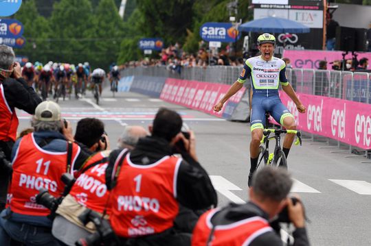 Giro d'Italia: sprinters verslikken zich in Taco van der Hoorn, Nederlander wint 3e etappe