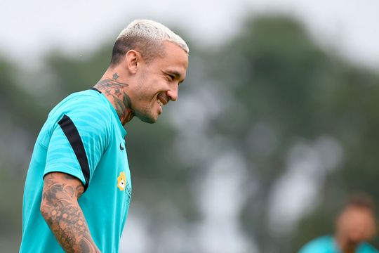 Radja Nainggolan laat zich na verlies rijbewijs rondrijden in Antwerpen: 'Hij is tevreden'