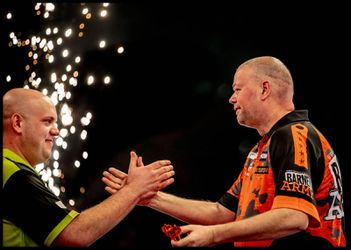 Van Barneveld over vormcrisis van Van Gerwen: 'Dat kan makkelijk, tenminste, als hij dat zelf ook wil'