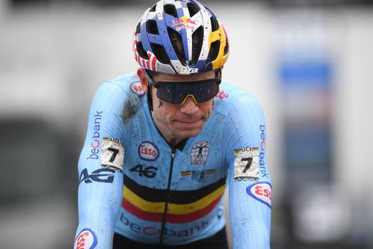Wout van Aert zit er helemaal doorheen na zilver op WK veldrijden: 'Mentaal is er iets gebroken'
