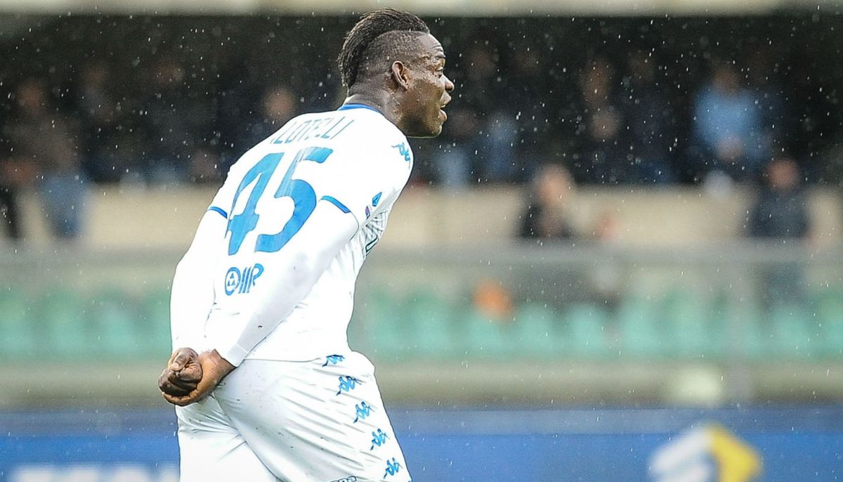 HUH?! Italianen komen met raar statement na racisme Balotelli: 'Niks gebeurd'