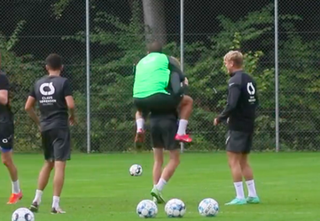😂🎥 | Rafael van der Vaart deelt DEZE vernederende panna uit op Esbjerg-training