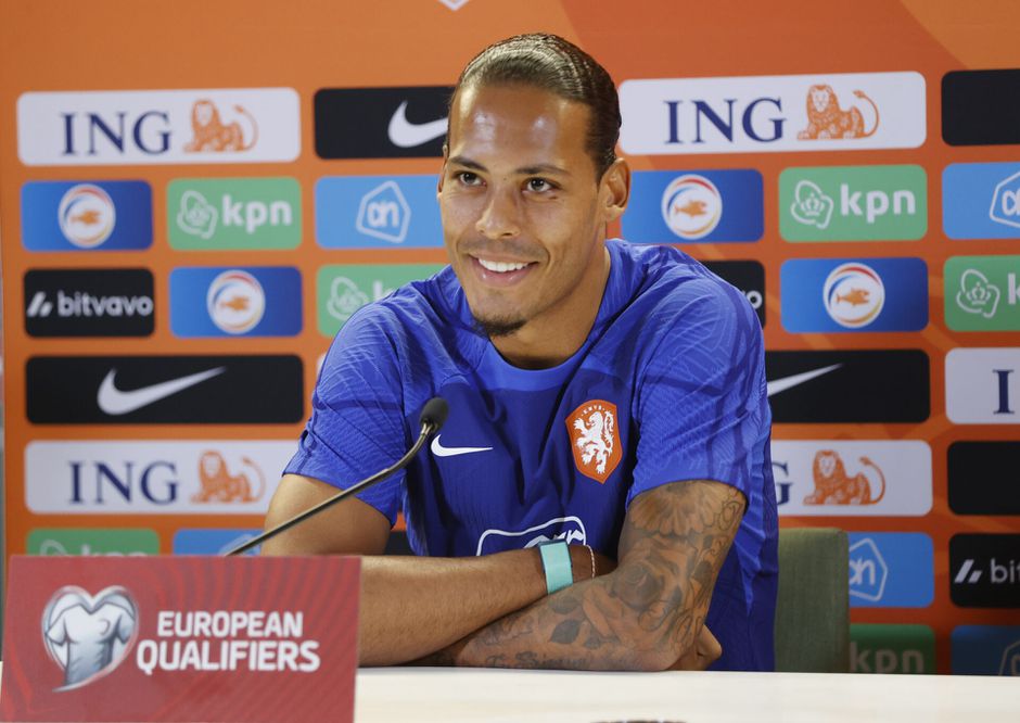 Virgil van Dijk en Valentijn Driessen clashen op Oranje-persco: 'Jij wil mij iets moois laten zeggen'