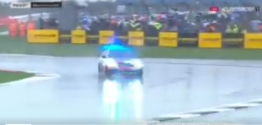 MotoGP: zelfs de safety car slipt in het rond op véél te gevaarlijk Silverstone (video)