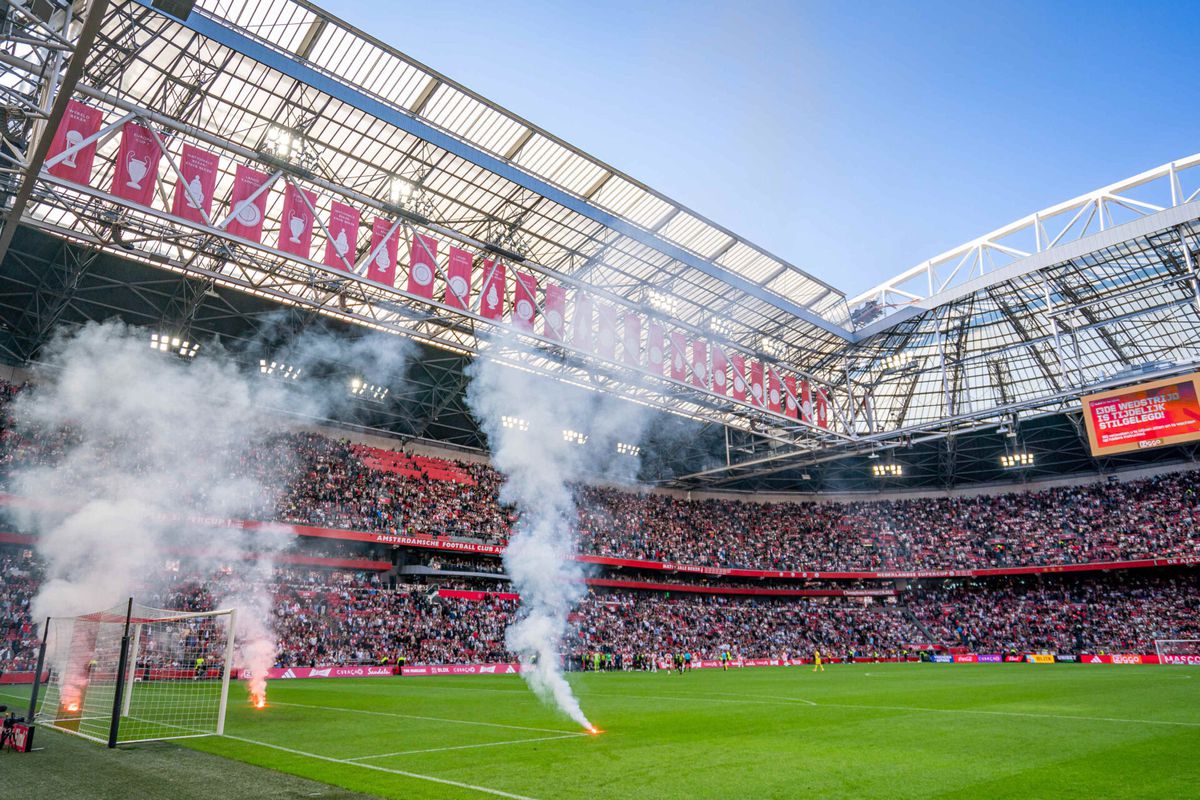 Ajax dreigt met ZWARE straffen als fans zich nog eens misdragen in Johan Cruijff Arena