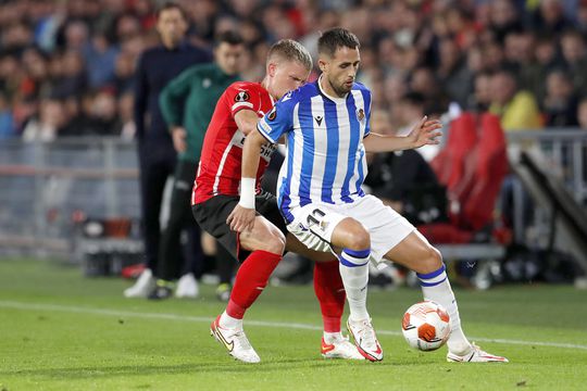🎥 🚨 | PANNA-ALERT: Belg Januzaj dartelt in Eindhoven en laat PSV-spelers alle hoeken zien