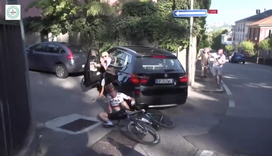 🎥 | WTF! Zonnebrilmevrouw met dikke BMW rijdt wielrenner Maximilian Schachmann omver