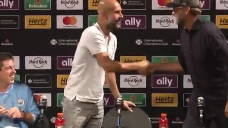 Briljant! Klopp crasht Peps persconferentie en maakt 'm even gelijk af (video)