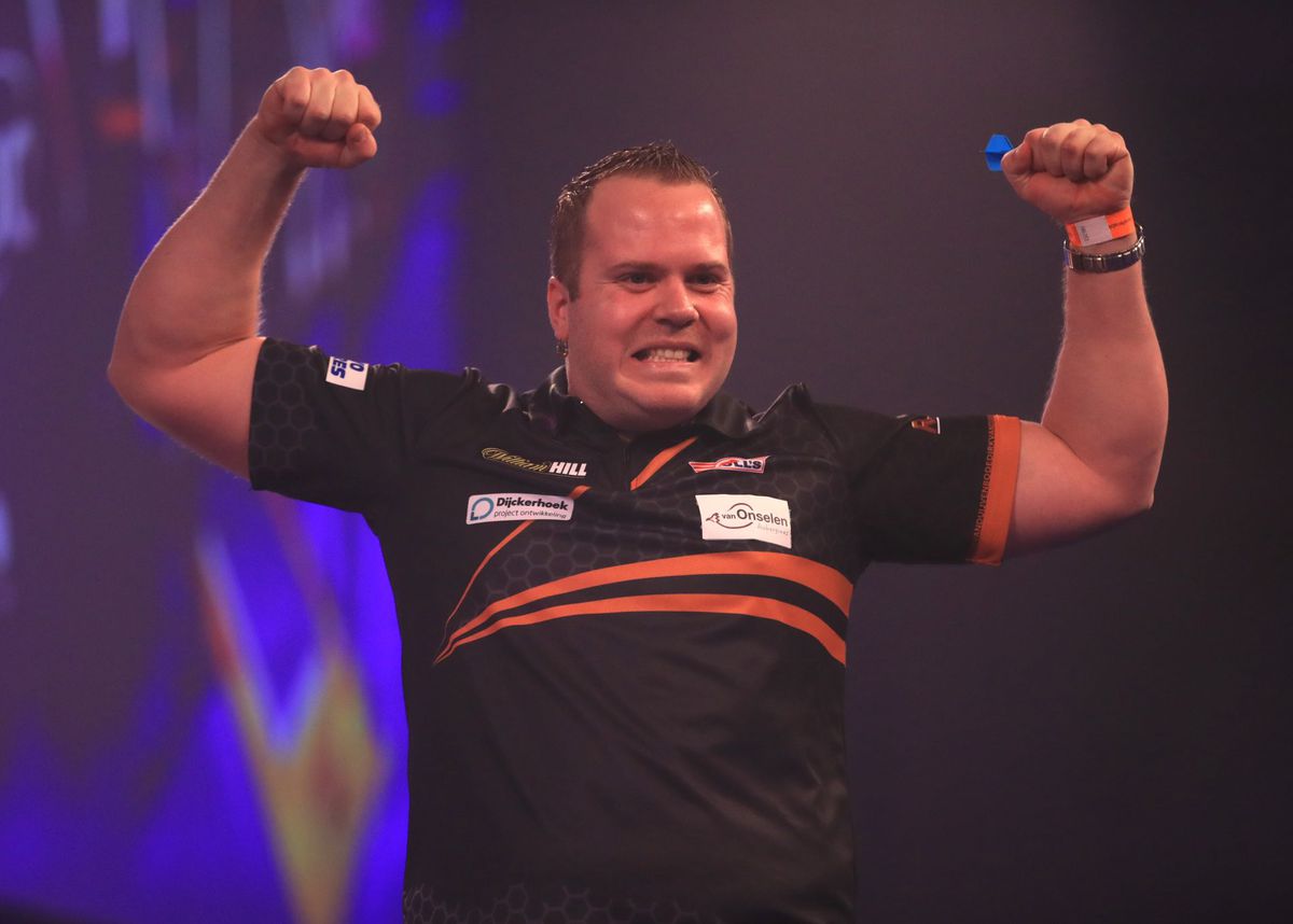 Dirk van Duijvenbode na nagelbijter tegen Durrant in allesbeslissende leg naar de kwartfinale van het WK darts