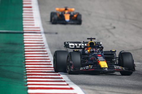 🎥 | Max Verstappen neemt 1e plek over: de Nederlander haalt Lando Norris in