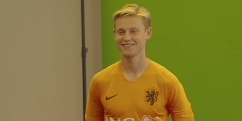 Frenkie de Jong krijgt glimlach niet van z'n gezicht bij aankomst Oranje (video)