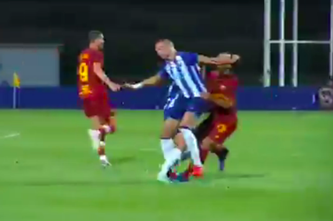 🎥 | Pleuris bij oefenduel tussen Roma en Porto na keiharde beuk van Pepe