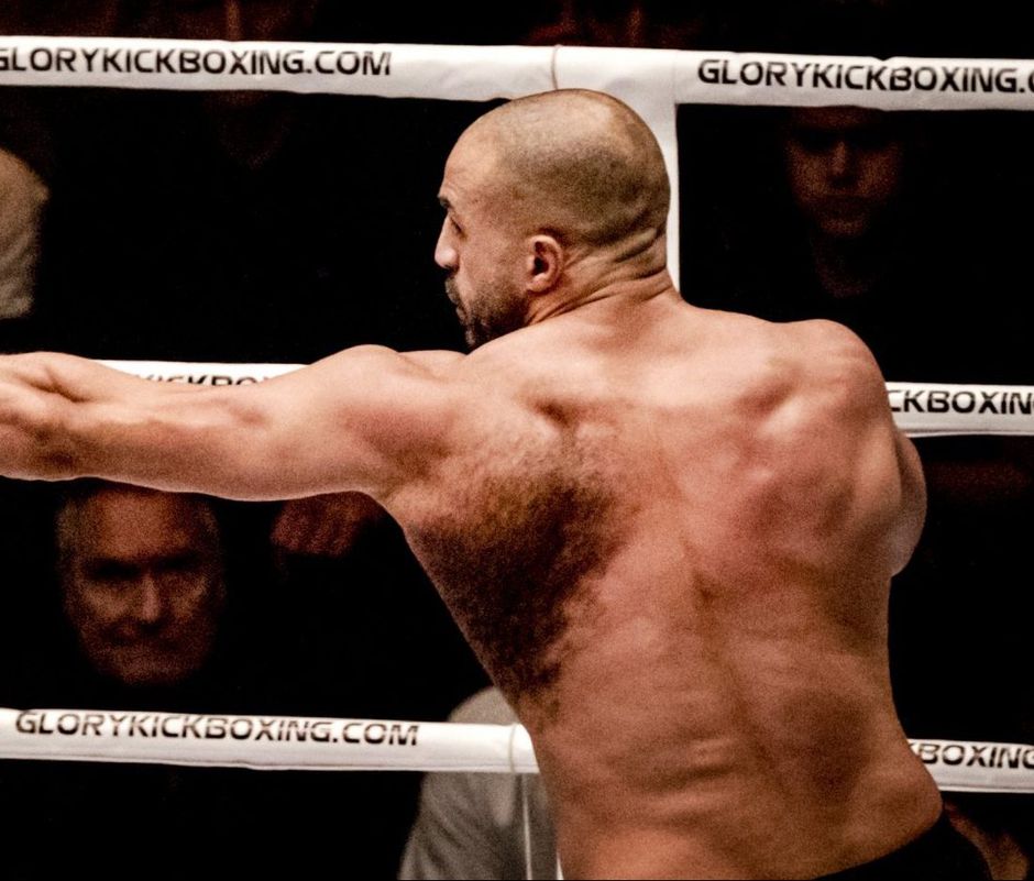 Huh?! Wat is toch die vlek op de rug van Badr Hari?